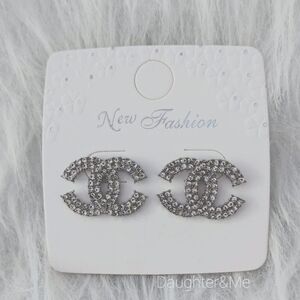 Cute Stylish Silver Stud Earrings Add a touch of sparkle to your outfit. 🩷